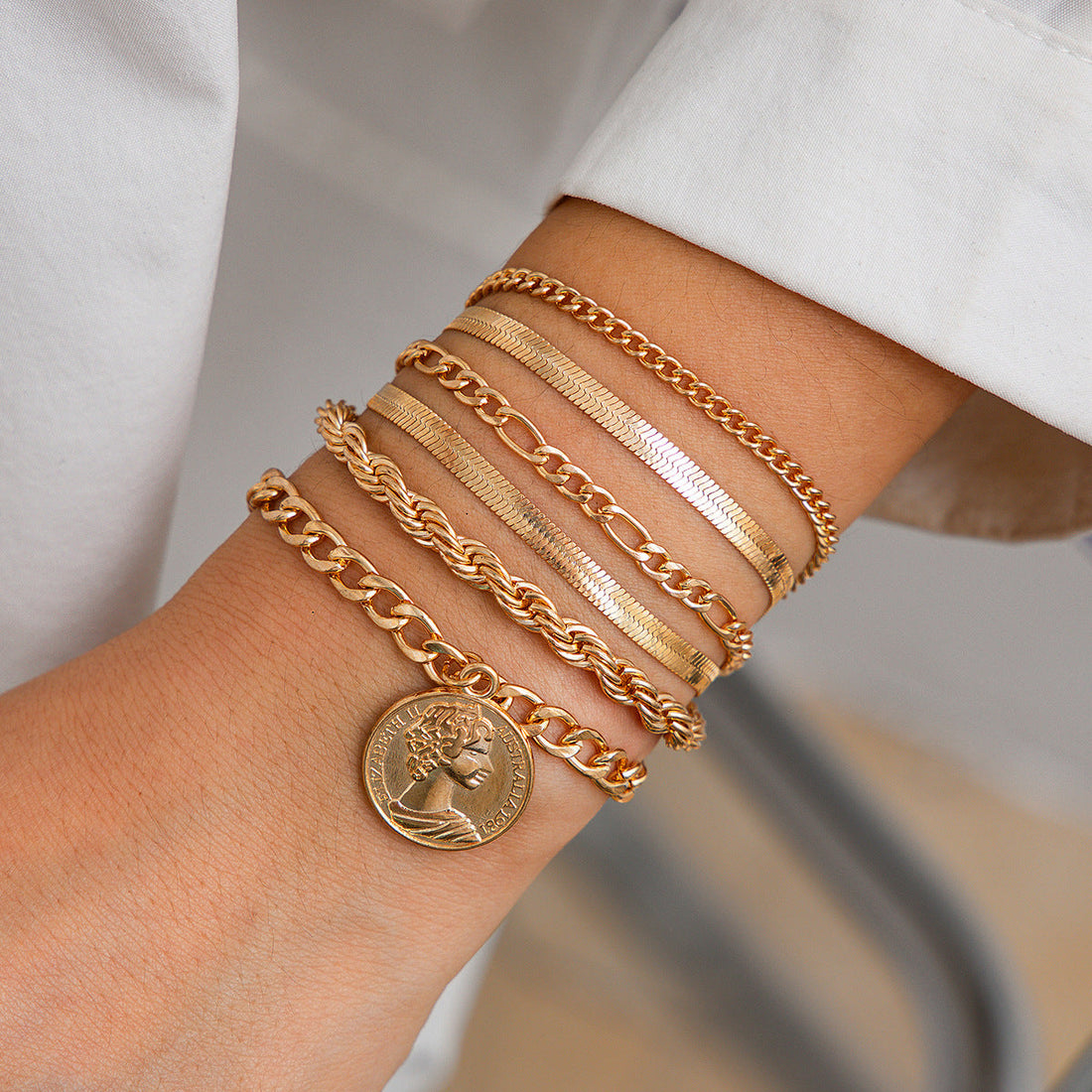 Round Pendant Irregular Metallic Flat Snake Chain Bracelet